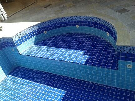Piscina com banco interno Piscina com banco interno