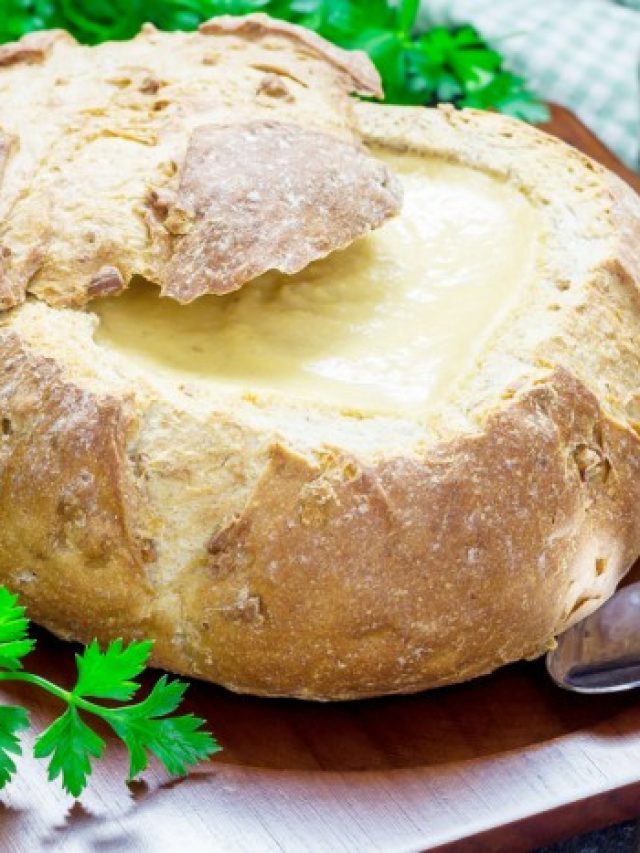 Receita de Caldo aos 4 Queijos com Pão Italiano. Receita requintada e deliciosa.