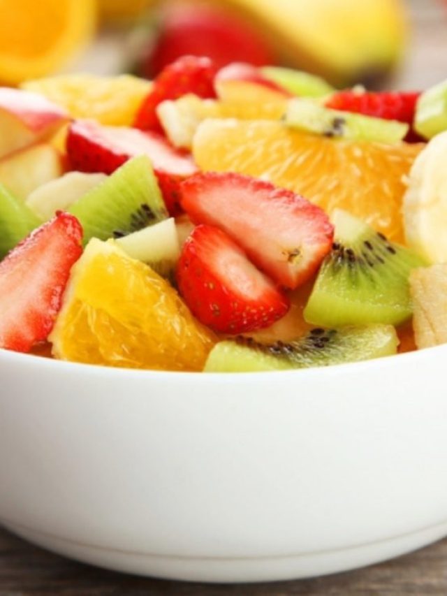 Receita de Salada de Frutas. Sobremesa tradicional fácil, rápida e saudável.