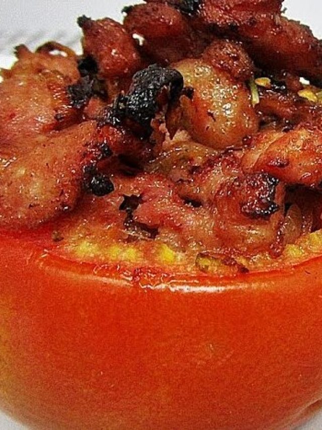 Receita de Tomate Recheado com Linguiça. Eu nunca me canso de comer algo assim!