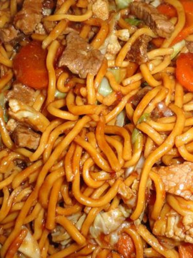 Receita de Yakisoba. Quem disse que fazer essa receita é difícil?