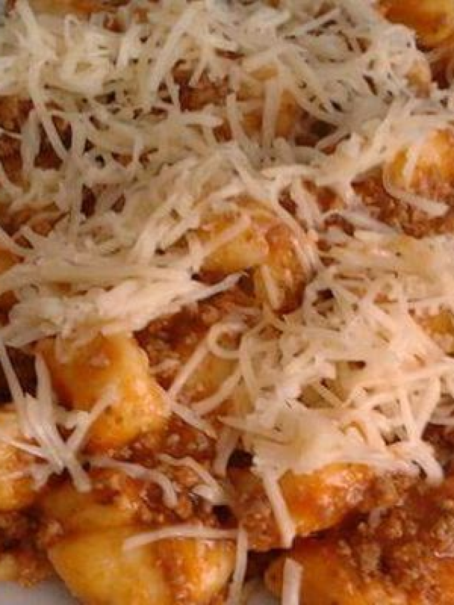 Receita de Nhoque Tradicional com Molho Bolonhesa caprichado para uma refeição completa