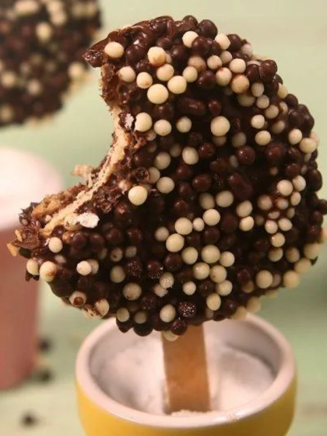 Receita de Pirulito de Bolacha simples, prática e rápida de fazer