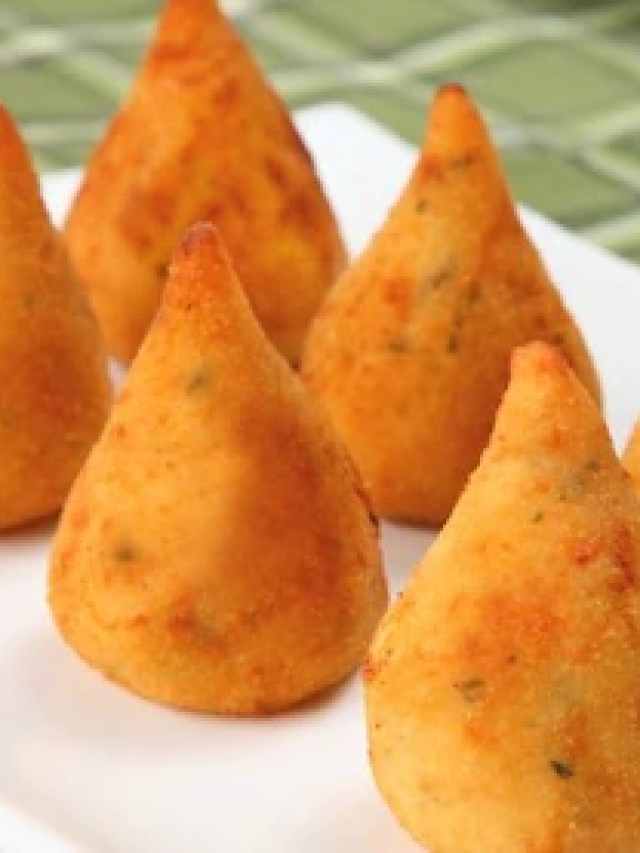 Receita de Coxinha de Espinafre com Queijo. Já provou algo assim? Você vai se surpreender