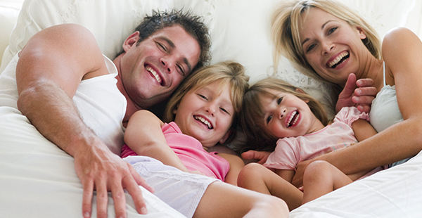 familia deitada na cama familia deitada na cama