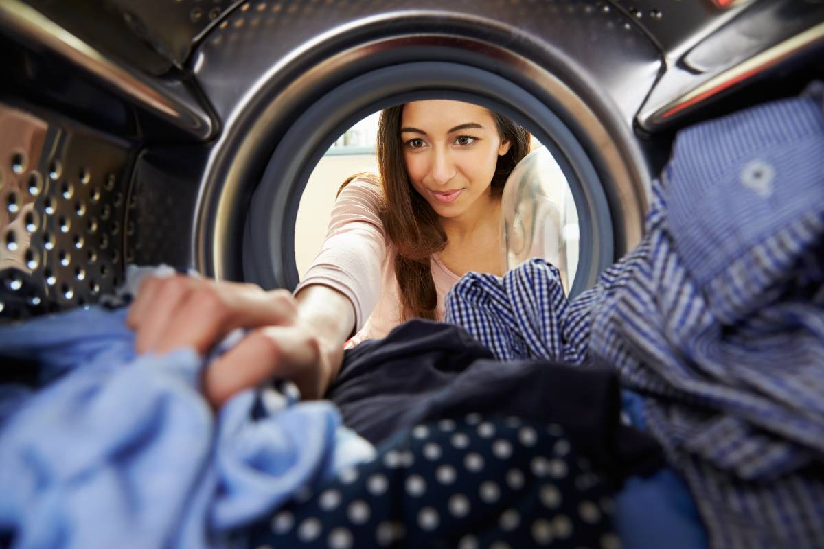 Como limpar máquina de lavar roupa (por dentro e por fora) do jeito certo?