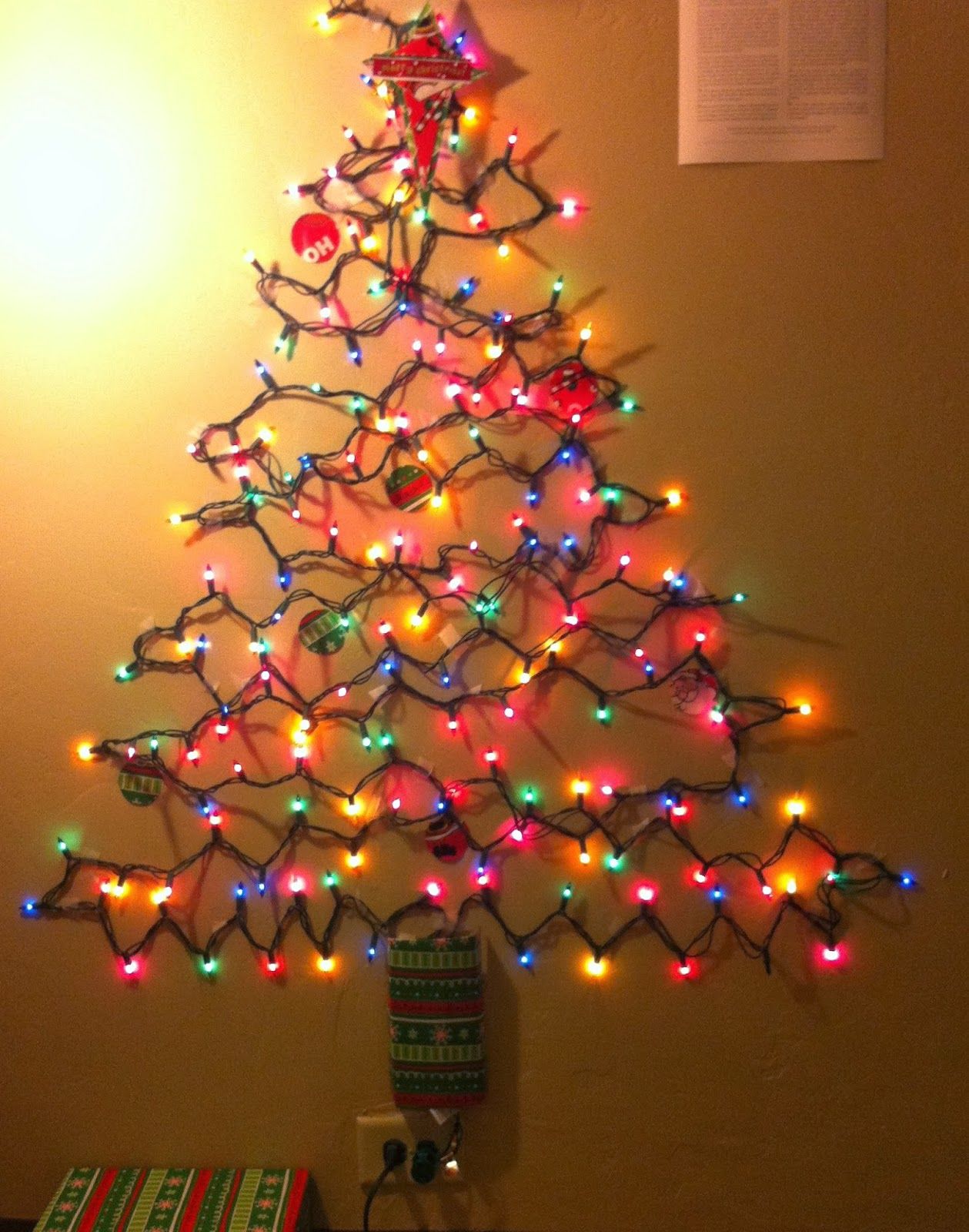 luzes pisca-pisca formando árvore de natal na parede
